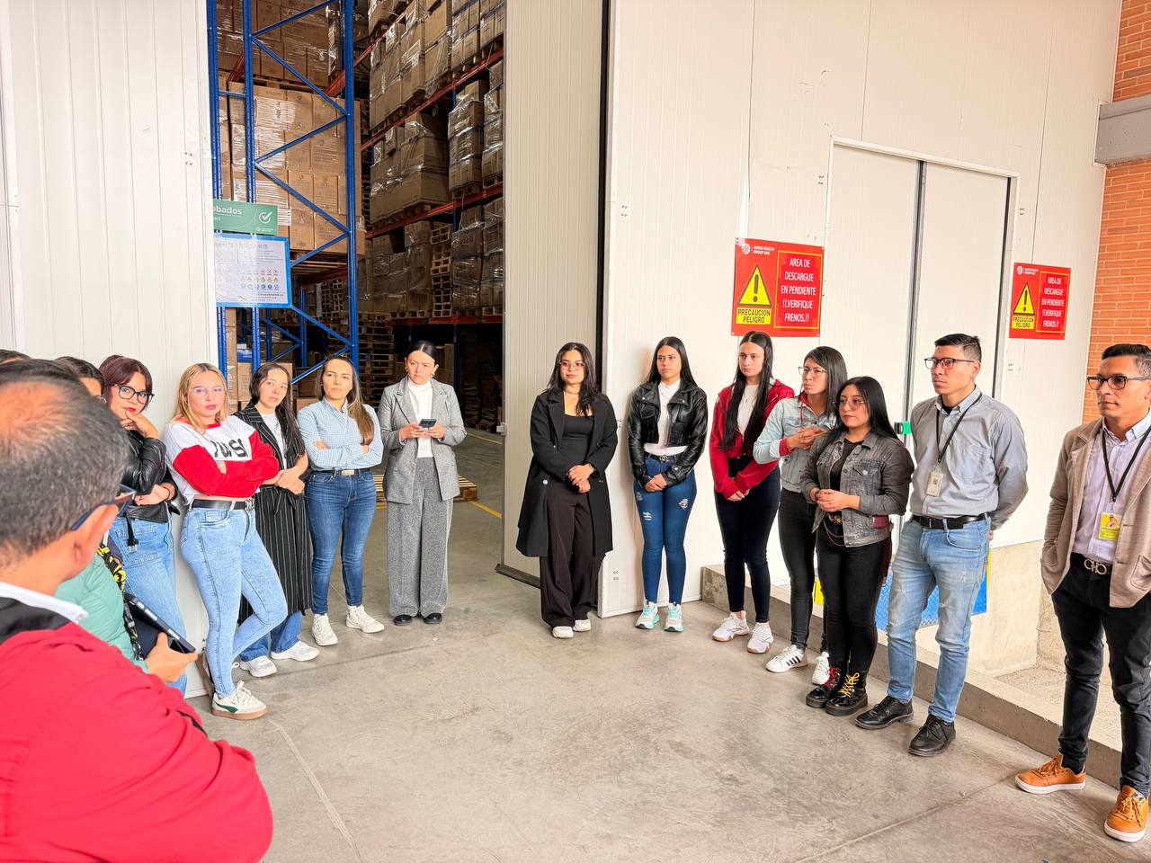 Inducción de seguridad y salud en el trabajo en bodega con estanterías industriales