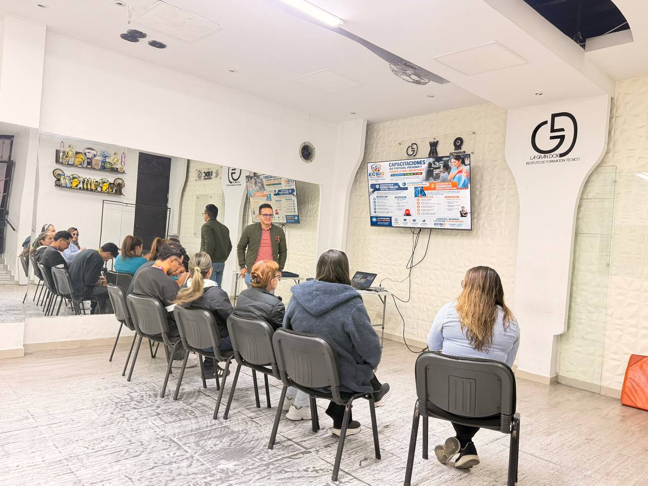 Sesión de capacitación sobre prevención de riesgos, riesgo público y mitigación